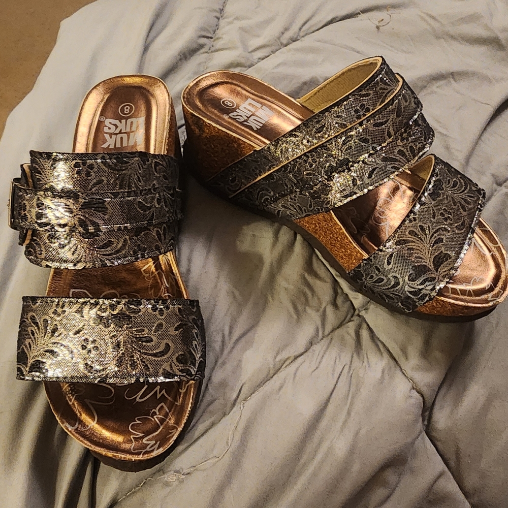 Muk Luks Womens Emery Wedge Metallic Slip On Sandals Size 8